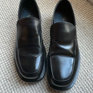 Prada men’s shoe black size 7 but runs a 1/2 to 1 size  big only worn 3 times